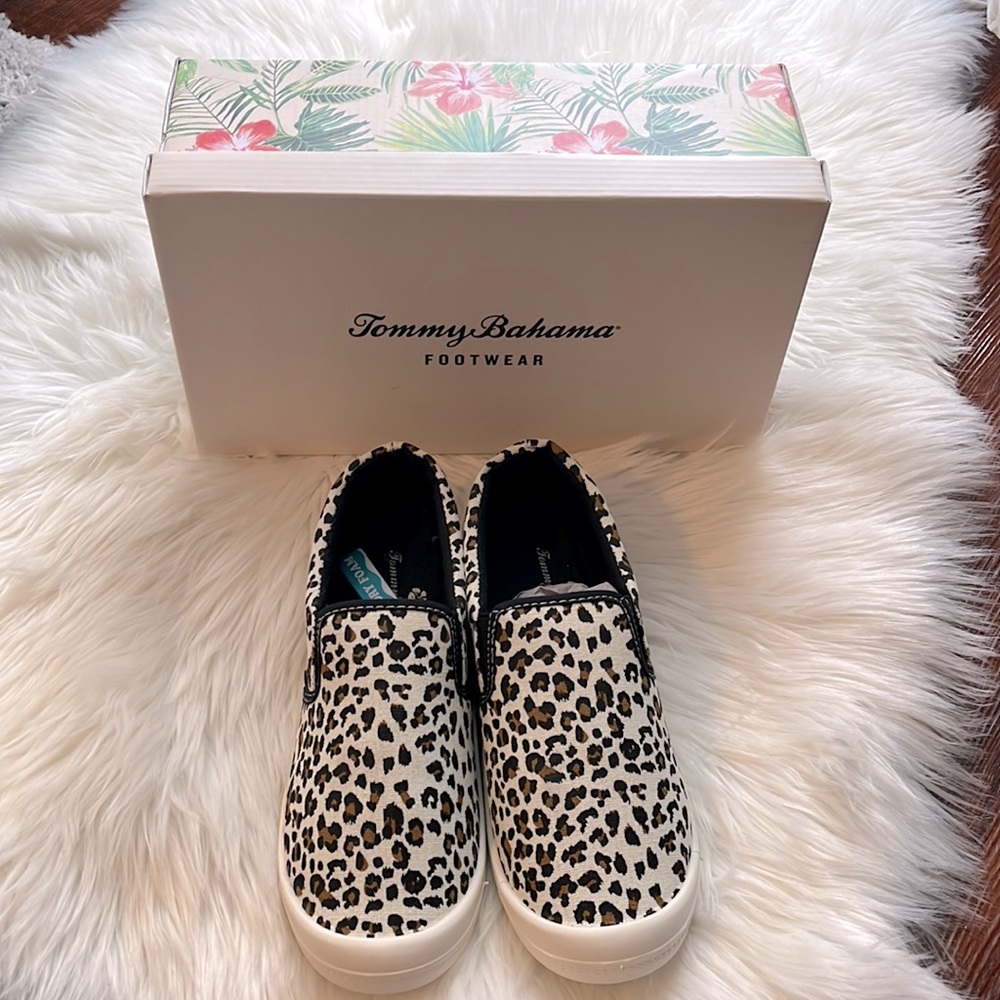 • TOMMY BAHAMA SNEAKERS SZ 8